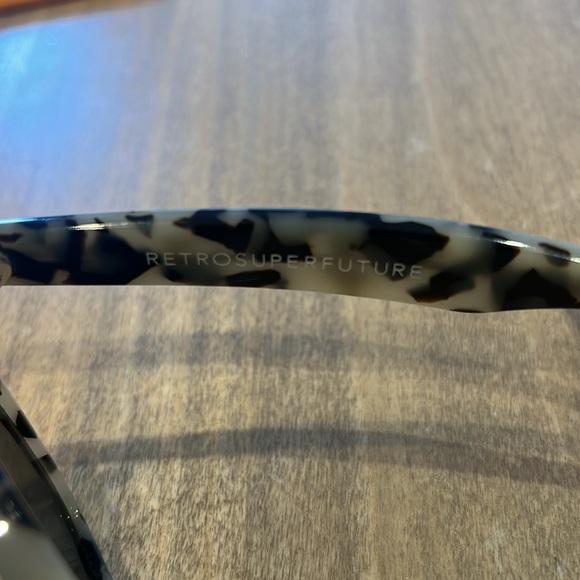 RETROSUPERFUTURE CLASSIC SUNGLASSES - DISCONTINUED COLORWAY WHITE TORTOISESHELL. - Picture 8 of 11